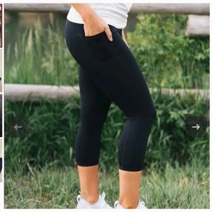 Zyia Black Brilliant Hi Rise Capri 20" - NWT